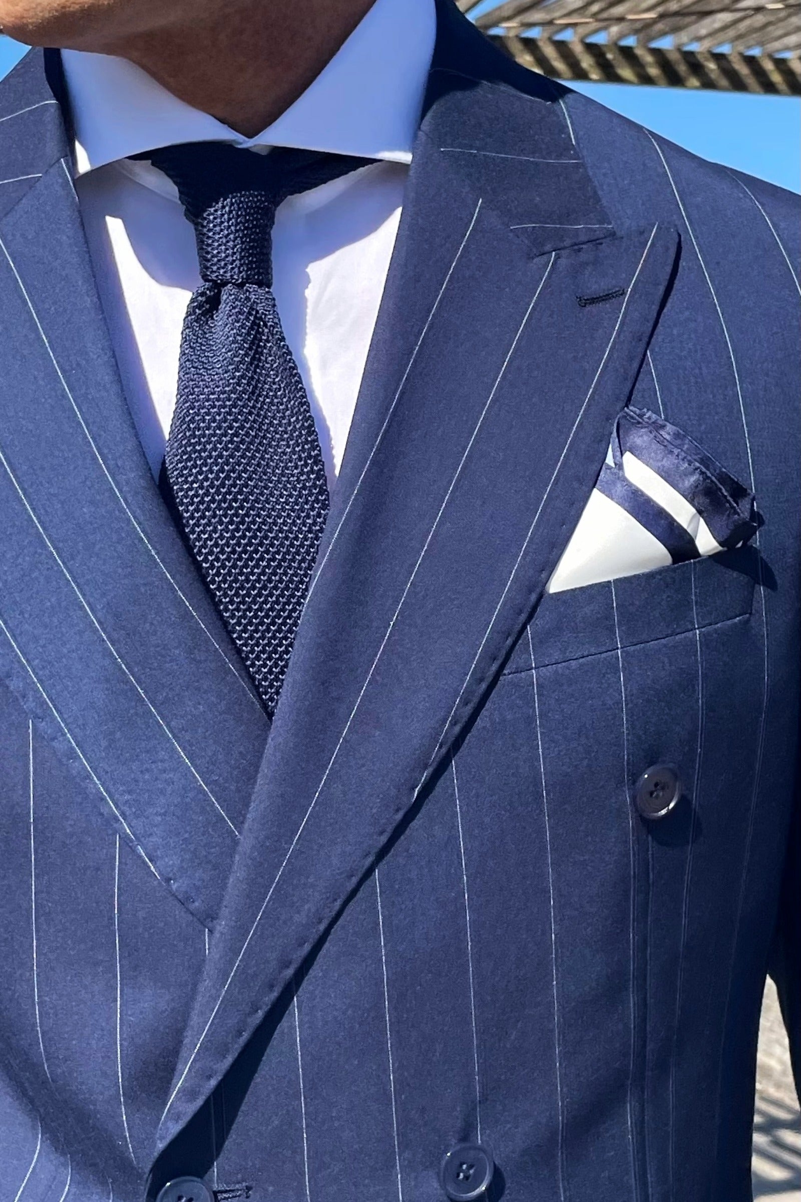 Video del traje cruzado azul marino para hombre Agnelli con corbata azul marino y camisa italiana blanca.