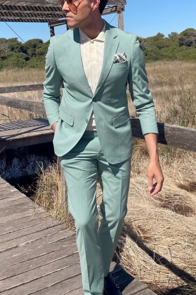 Video Traje de hombre en blanco y menta. UOMOMANIA