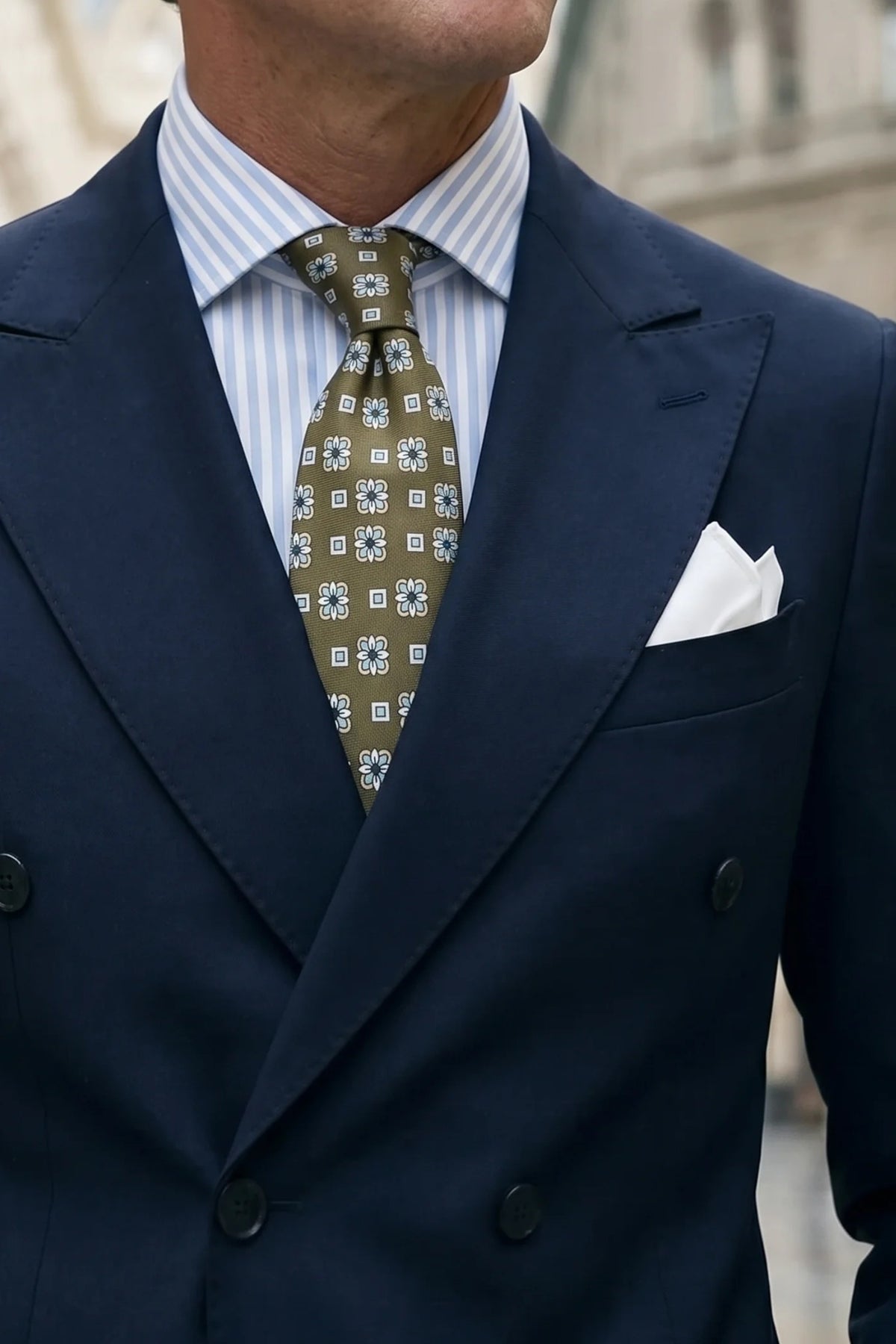 Traje azul marino con corbata verde