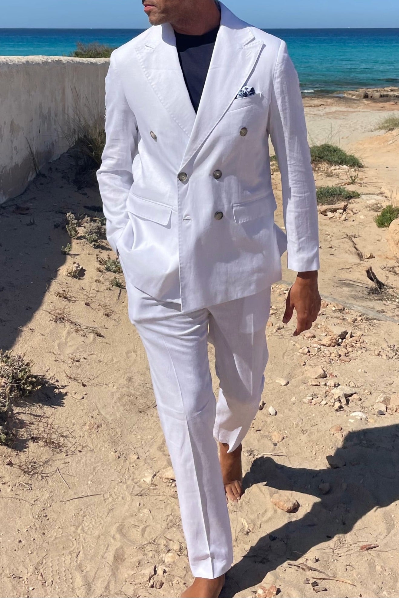 Traje de lino blanco para hombre con americana cruzada.