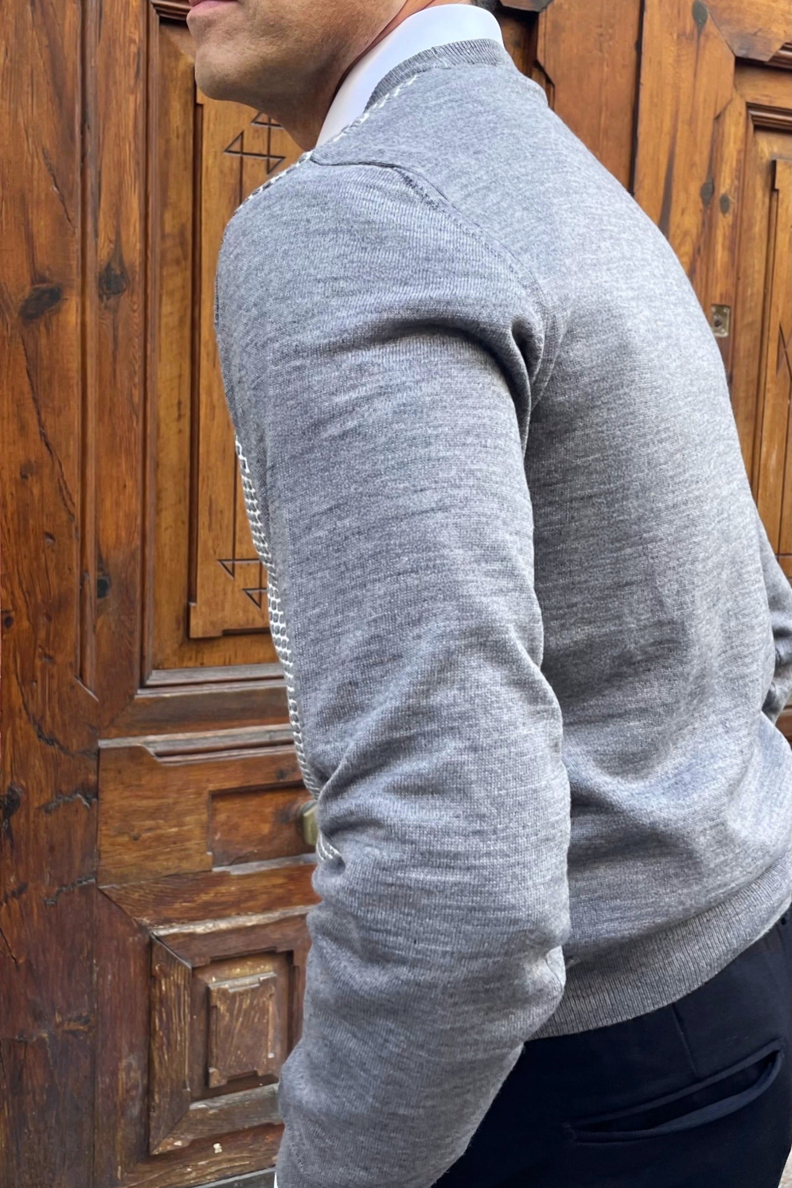 detalle espalda jersey gris de hombre