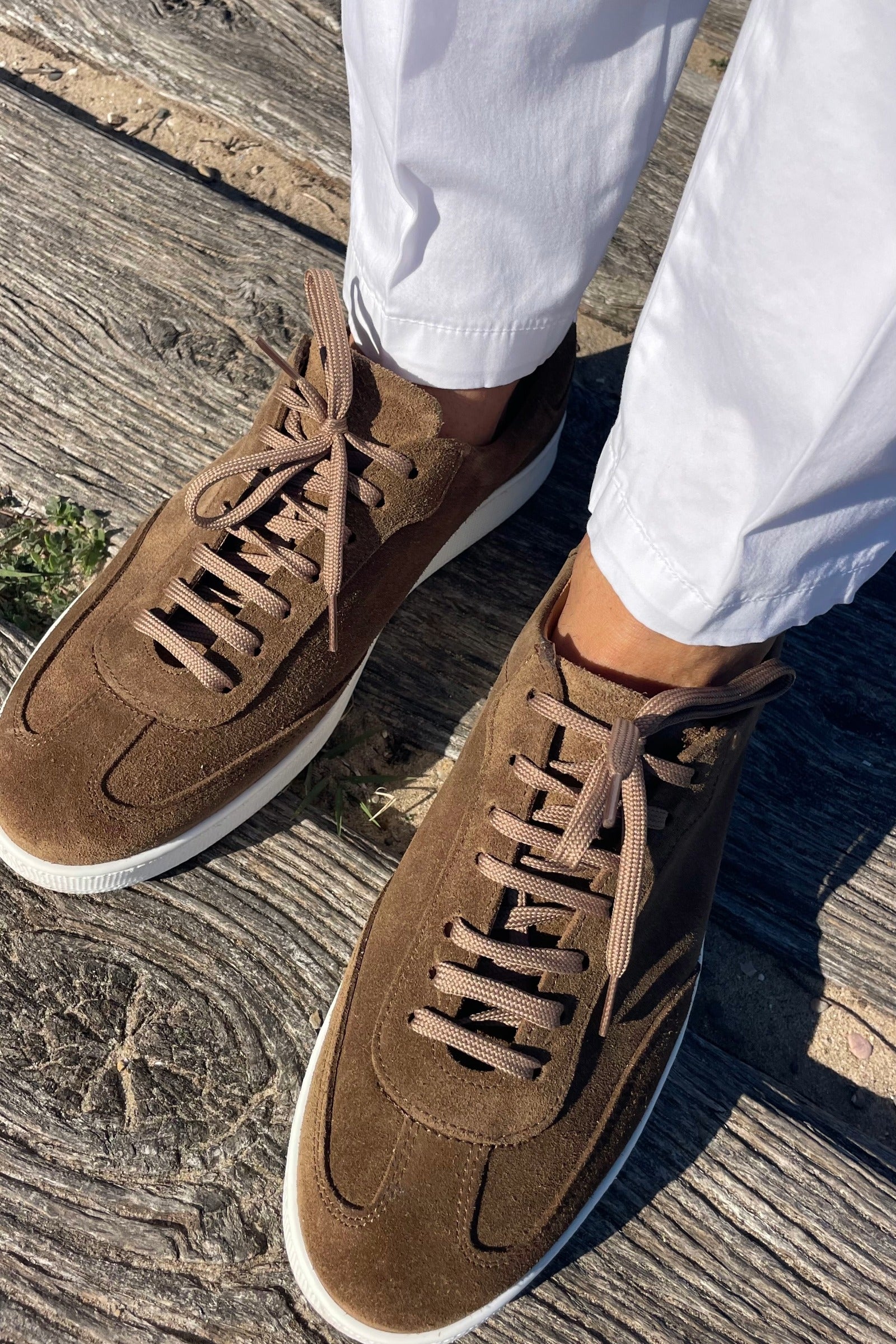 Zapatillas de vestir para hombre en serraje color camel. Made in Italy