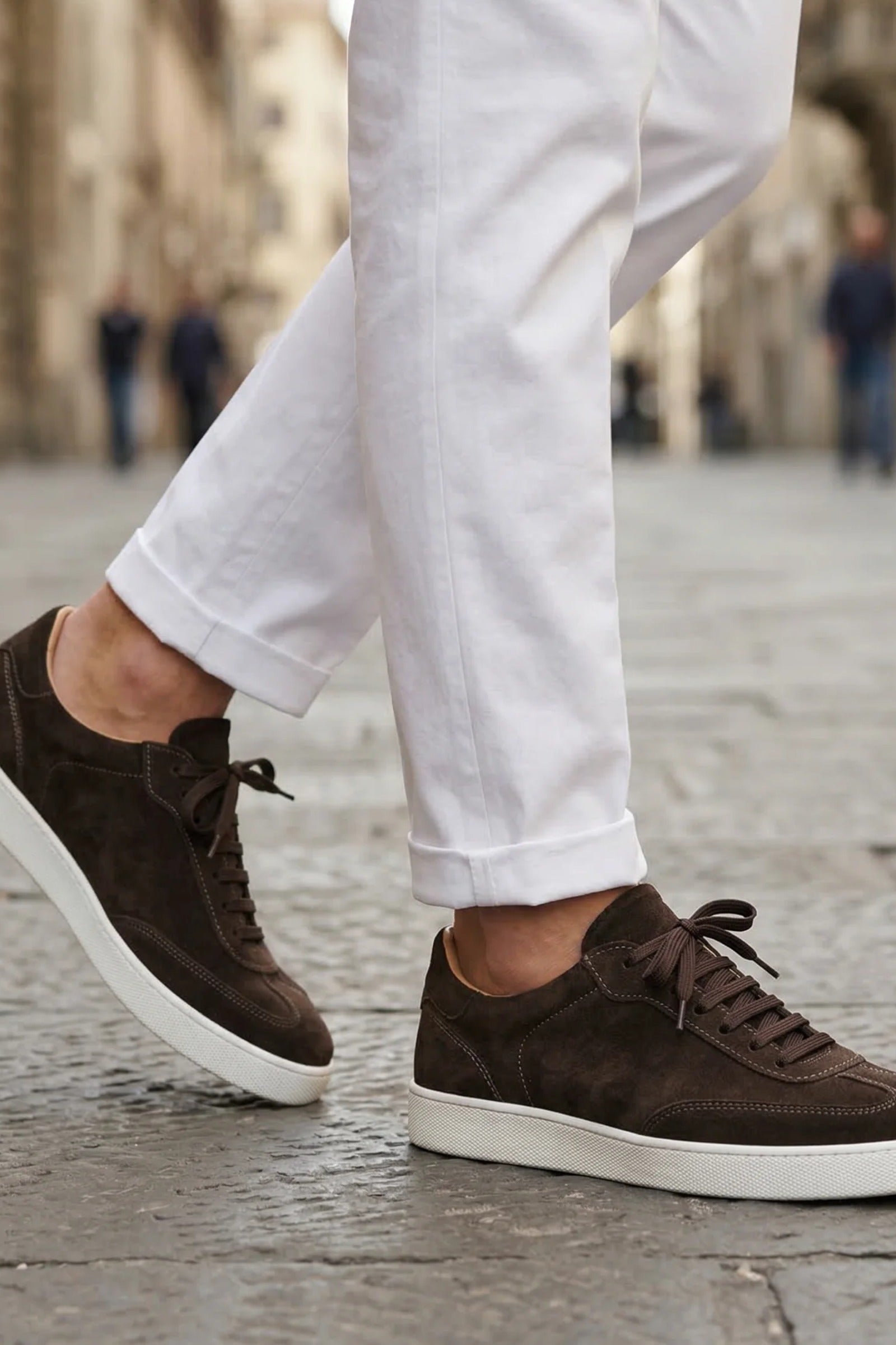 Zapatillas de vestir para hombre en serraje color marrón. Made in Italy