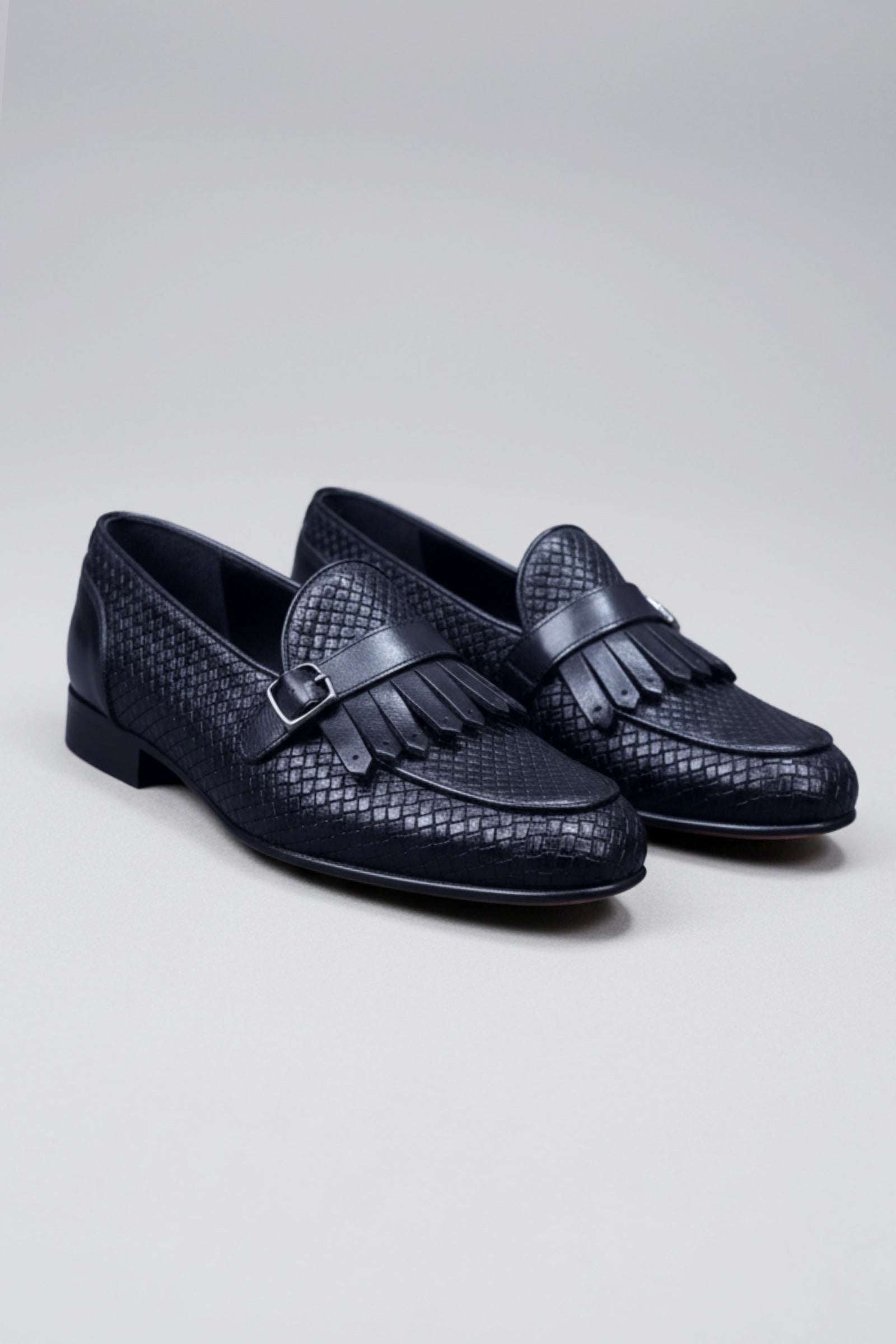 Zapatos monk strap de piel trenzada con hebilla plateada y  flecos Vero Cuoio Made in Italy
