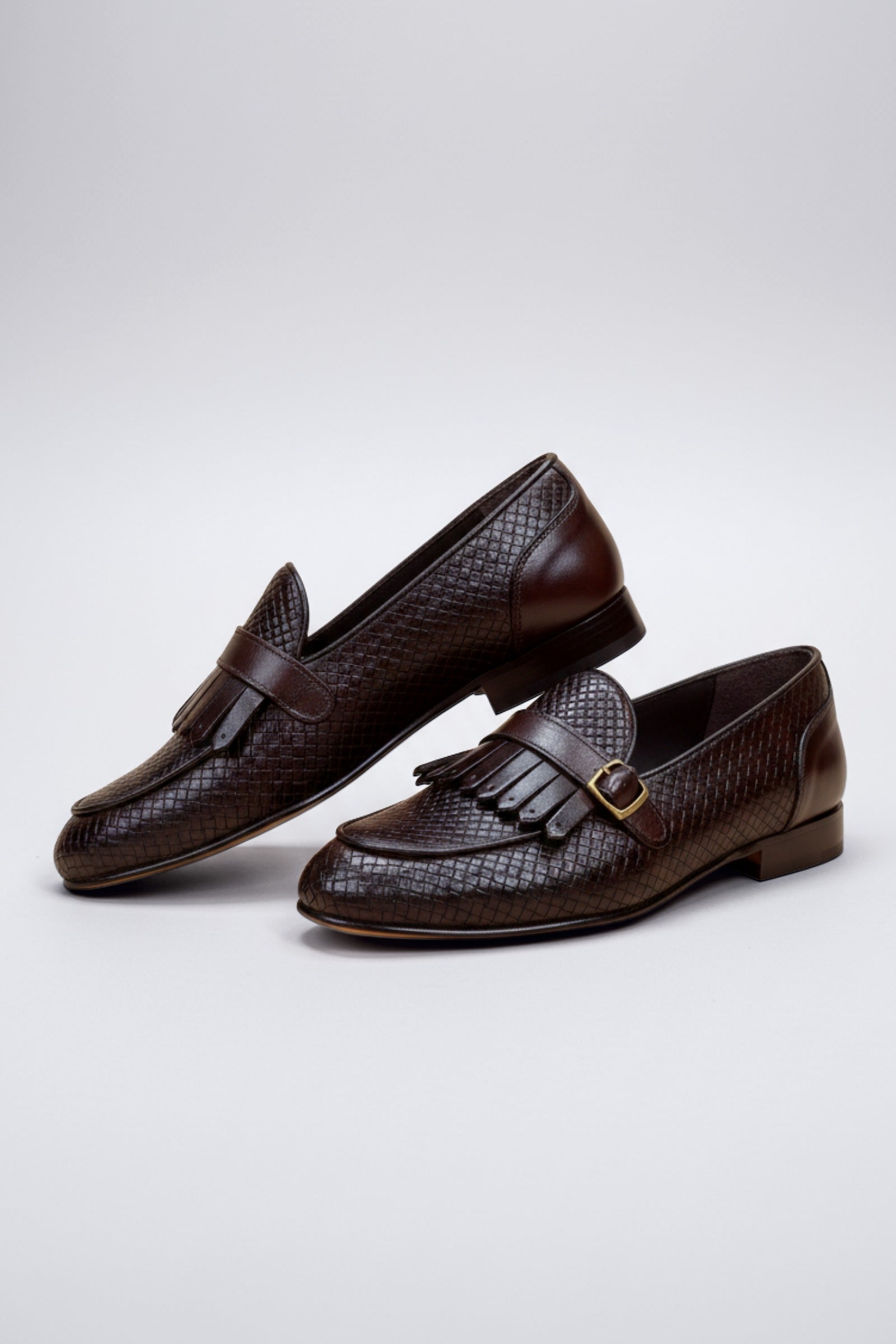 Zapatos Cavaliere monk strap de piel trenzada marrón con hebilla dorada y kiltie de flecos Vero Cuoio Made in Italy
